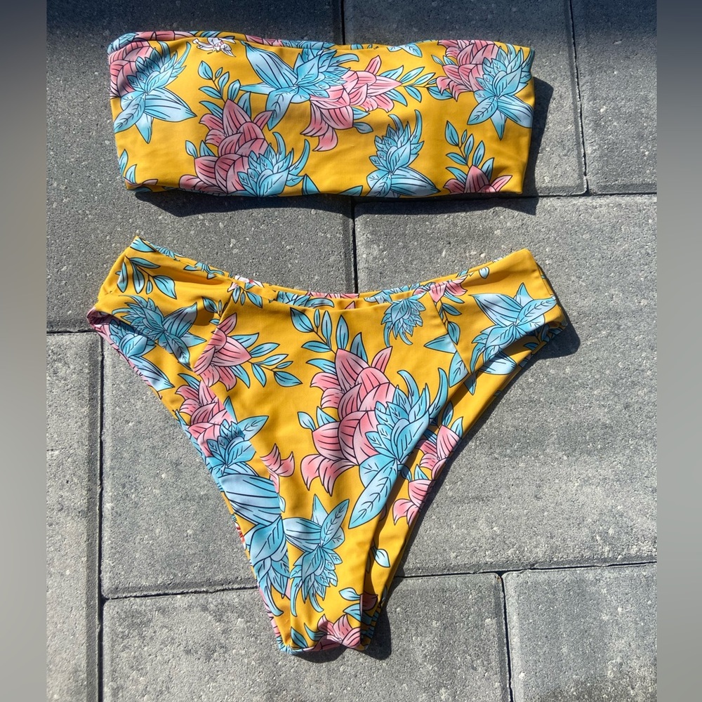 strapless & high-waisted bikini